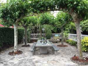 El ahora del patio exterior de Casaldomar con mesa rectangular