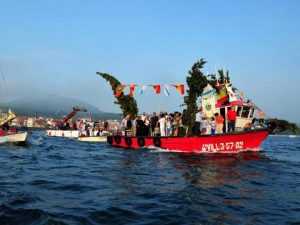 Procesión marítima de la Virgen del Carmen en las fiestas de Carril